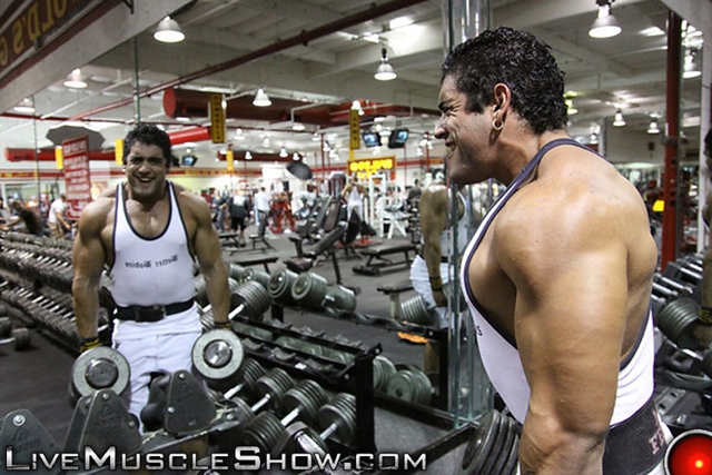 Live-Muscle-Show-Luciano-Damato-aka-Angelo-Antonio-huge-straight-muscle-bodybuilder-straight-muscle-man-002-male-tube-red-tube-gallery-photo